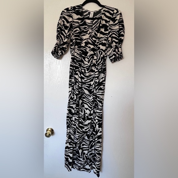 h&m zebra maxi dress Ladies - Black/Zebra Print Long puff-sleeved dress - Size: S